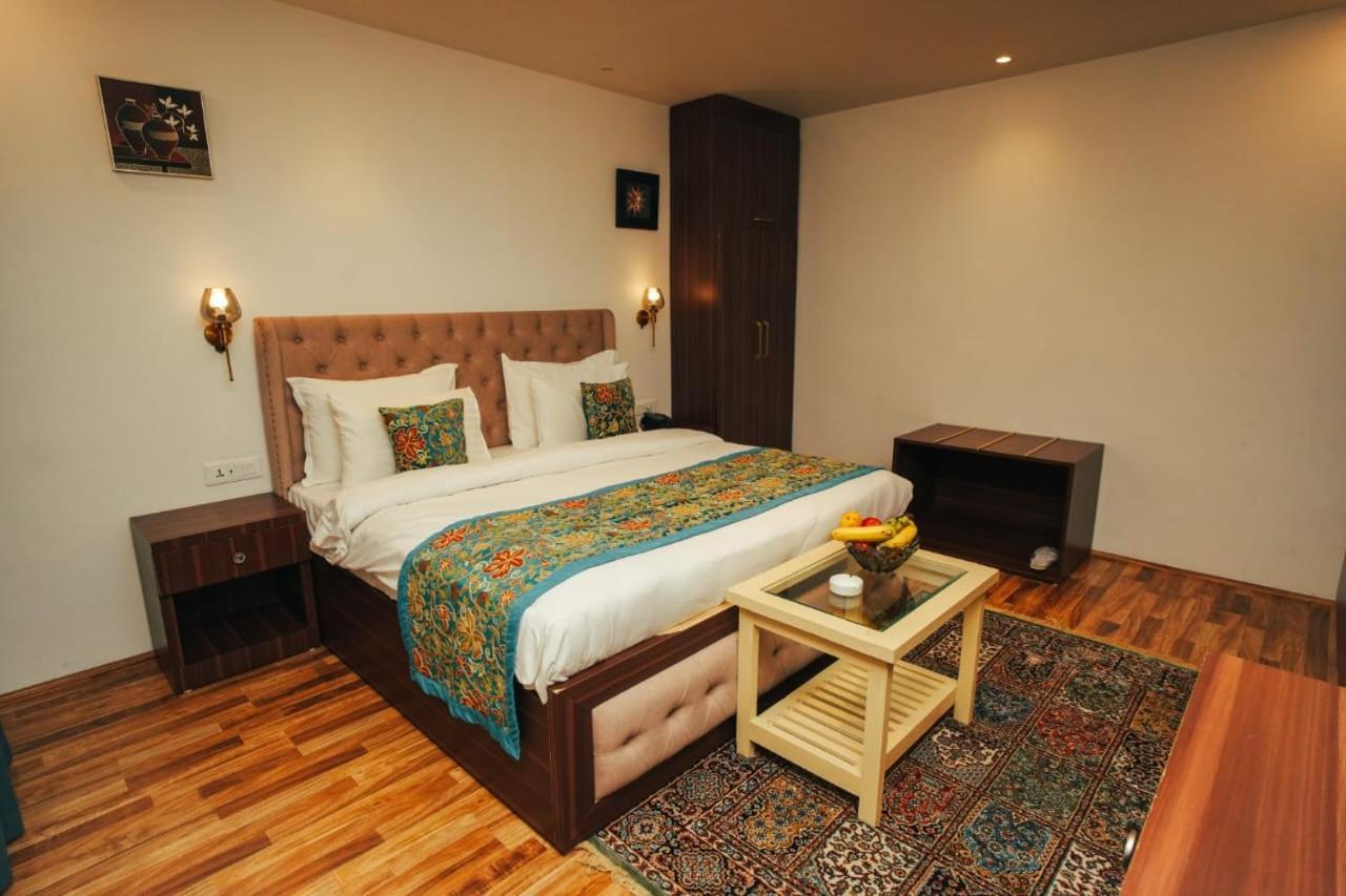 Srinagar Group Of Hotels エクステリア 写真