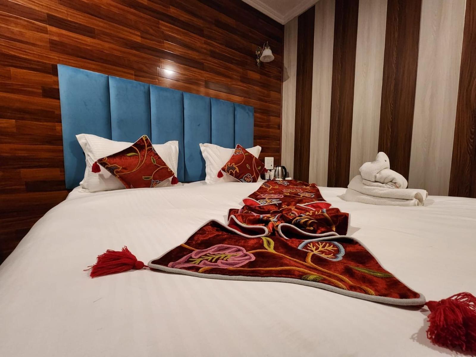 Srinagar Group Of Hotels エクステリア 写真